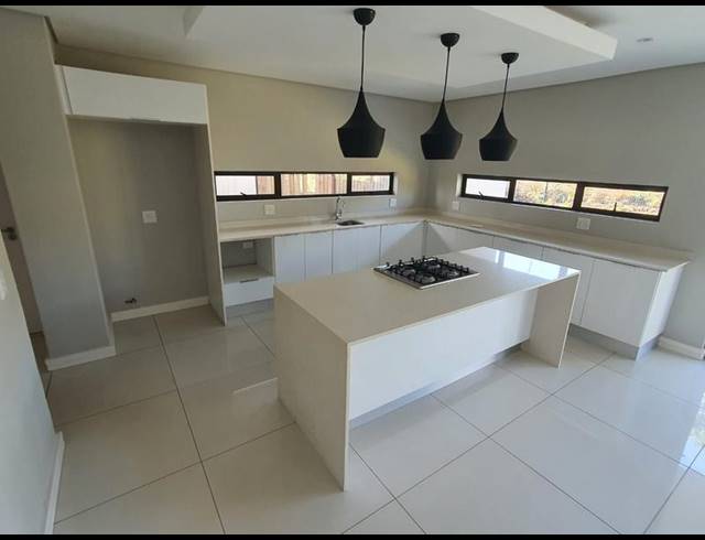 5 BEDROOM TOWNHOUSE FOR SALE IN IZINGA